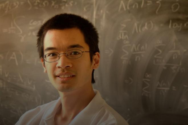 Terence là một nhà toán học người Úc gốc Úc. Nếu bạn nghĩ rằng toán học bình thường đủ khó thì hãy xem các lĩnh vực mà anh đã nghiên cứu bao gồm: lý thuyết số phân tích, định lý Ramsey, phương trình vi phân từng phần, lý thuyết ma trận … Anh đã đoạt huy chương trong tất cả lĩnh vực này vào năm 2006, đảm nhận chức chủ tịch cho James và Carol Collins về toán học tại Đại học California, Los Angeles. Anh ta học rất giỏi và được đào tạo về toán học khi chỉ là một cậu bé mới biết đi, giải các bài toán số học khi toán đại học 2 tuổi lúc 9 tuổi và đạt huy chương vàng quốc gia tại 13 kỳ thi Olympic quốc tế. Anh có bằng tiến sĩ khi chỉ mới 20 tuổi từ Princeton và trở thành giáo sư tại UCLA khi 24 tuổi.