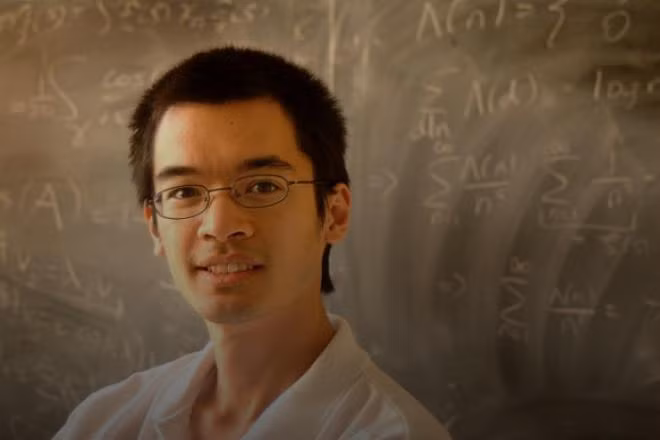 Terence là một nhà toán học người Úc gốc Úc. Nếu bạn nghĩ rằng toán học bình thường đủ khó thì hãy xem các lĩnh vực mà anh đã nghiên cứu bao gồm: lý thuyết số phân tích, định lý Ramsey, phương trình vi phân từng phần, lý thuyết ma trận … Anh đã đoạt huy chương trong tất cả lĩnh vực này vào năm 2006, đảm nhận chức chủ tịch cho James và Carol Collins về toán học tại Đại học California, Los Angeles. Anh ta học rất giỏi và được đào tạo về toán học khi chỉ là một cậu bé mới biết đi, giải các bài toán số học khi toán đại học 2 tuổi lúc 9 tuổi và đạt huy chương vàng quốc gia tại 13 kỳ thi Olympic quốc tế. Anh có bằng tiến sĩ khi chỉ mới 20 tuổi từ Princeton và trở thành giáo sư tại UCLA khi 24 tuổi.