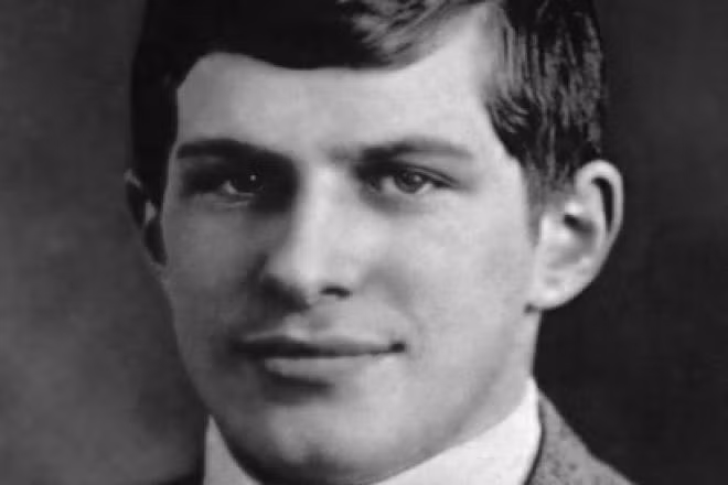 Ngày 1/4/1898 là ngày thế giới sản sinh ra một thiên tài, người được cho là thông minh nhất thế giới: William James Sidis. Nhưng, thần đồng ấy lại cũng là người bất hạnh nhất. Bố mẹ ông là những người thông minh và thành công trong công việc, họ muốn nuôi dưỡng con mình thành thiên tài vĩ đại nhất, được cả thế giới biết đến. Do đó, ngay từ nhỏ William James Sidis đã chịu một nền giáo dục hà khắc từ cha mẹ mình. Cậu gần như đánh mất tuổi thơ như bao đứa trẻ bình thường khác, cuộc sống của cậu chỉ là việc thu nạp kiến thức. Và nỗ lực của bố mẹ cậu đã được đền đáp: Năm hai tuổi, William đã đọc tờ New York Times và tự viết được một bức thư từ chiếc máy đánh chữ bằng cả tiếng Anh và tiếng Pháp.