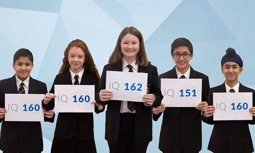 Luật sư Berrill đã tài trợ cho ý tưởng này và trở thành người đứng đầu của tổ chức. Ông vốn là một người lập dị. Theo SBS, trước khi thành lập Mensa, ông từng khởi xướng một cuộc vận động nhằm khuyến khích cả đàn ông và phụ nữ mặc quần áo sáng màu. Sau những năm 1950, ông sống những ngày còn lại của cuộc đời như một người ẩn dật, hiếm khi rời khỏi căn hộ ở London. Mục đích ban đầu của tổ chức được giữ nguyên đến hiện tại, đó là tạo ra một cộng đồng phi chính trị và không chịu ảnh hưởng bởi bất kỳ khác biệt về chủng tộc hay tôn giáo.