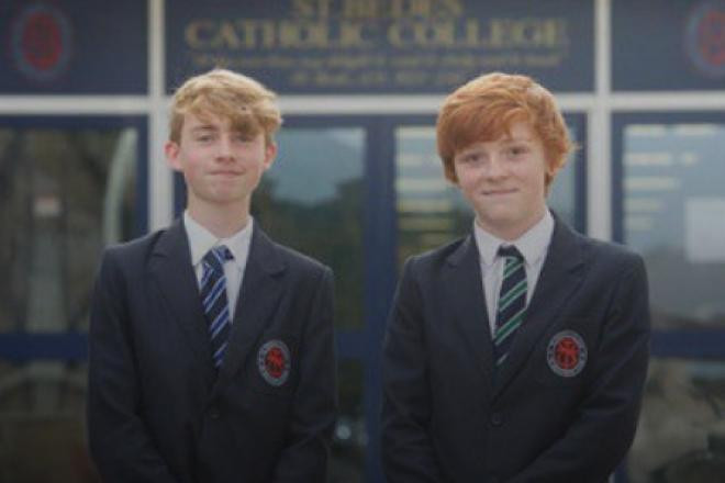 Khi Adam Kirby gia nhập tổ chức Mensa của Anh, cậu bé thích đọc Shakespeare và học ngôn ngữ - một thông tin hoàn toàn không đáng chú ý nếu không gắn liền với độ tuổi. Thời điểm đó (năm 2013), Kirby chỉ hai tuổi năm tháng và đạt 141 điểm trong bài kiểm tra IQ Stanford-Binet, thấp hơn bốn điểm so với ngưỡng thiên tài. Theo SBS, Kirby có thể đọc sách như một đứa trẻ năm tuổi, đánh vần hơn 100 từ, đếm đến 1.000, thực hiện phép cộng và trừ đơn giản. Tuy vậy, cậu bé không phải người nhỏ tuổi nhất từng tham gia Mensa của Anh. Danh hiệu đó thuộc về Elise Tan-Roberts, cô bé mới hai tuổi bốn tháng khi gia nhập Mensa vào năm 2009. Ở Australia, khoảng một phần ba thành viên Mensa là trẻ em. Bảy người trong số đó dưới bốn tuổi. Hiện Mensa có khoảng 134.000 thành viên tại hơn 100 quốc gia, độ tuổi từ 2 đến hơn 100, nhưng hầu hết nằm trong khoảng 20-60.