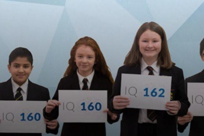 Mensa được thành lập tại Anh ngày 1/10/1946 bởi Roland Berrill - luật sư người Australia và Lance Ware - nhà khoa học và luật sư người Anh. Vào tháng 12/1945, Lance Ware khi đó là nghiên cứu sinh Đại học Oxford đang đi tàu về nhà để mừng lễ Giáng sinh. Một người đàn ông 50 tuổi (Roland Berrill) đến bắt chuyện với ông và họ cùng nảy ý tưởng tạo ra một cộng đồng dành cho những người có năng khiếu về trí tuệ, với điều kiện duy nhất để trở thành thành viên là sở hữu chỉ số IQ cao.