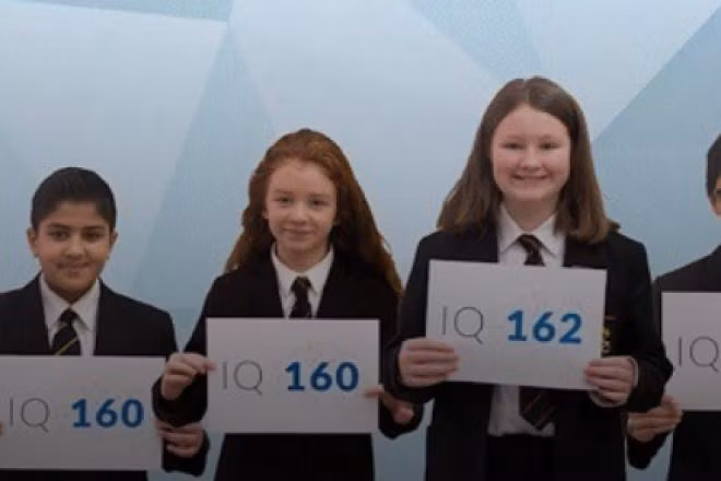 Mensa được thành lập tại Anh ngày 1/10/1946 bởi Roland Berrill - luật sư người Australia và Lance Ware - nhà khoa học và luật sư người Anh. Vào tháng 12/1945, Lance Ware khi đó là nghiên cứu sinh Đại học Oxford đang đi tàu về nhà để mừng lễ Giáng sinh. Một người đàn ông 50 tuổi (Roland Berrill) đến bắt chuyện với ông và họ cùng nảy ý tưởng tạo ra một cộng đồng dành cho những người có năng khiếu về trí tuệ, với điều kiện duy nhất để trở thành thành viên là sở hữu chỉ số IQ cao.