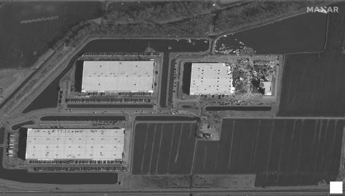 Sau khi lốc xoáy quét qua, kho chứa của hãng chỉ còn là đống đổ nát.