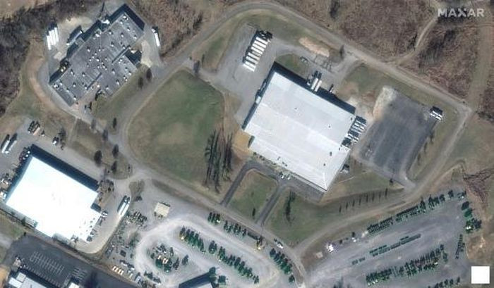 Dưới đây là loạt ảnh vệ tinh so sánh các địa điểm, cơ sở vật chất quan trọng ở Kentucky, Arkansas, Illinois trước và sau khi bị lốc xoáy tàn phá. Toàn cảnh nhà máy sản xuất sản phẩm tiêu dùng Mayfield, Kentucky và các tòa nhà lân cận, ngày 28/1/2017.