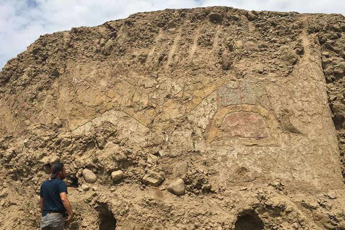 Cũng trong tháng 3, các nhà nghiên cứu thông báo đã xác định được bức tranh tường 3.200 năm tuổi mô tả thần nhện đang cầm dao, được phát hiện ở miền Bắc Peru vào năm 2020 bên cạnh tàn tích một ngôi đền cổ