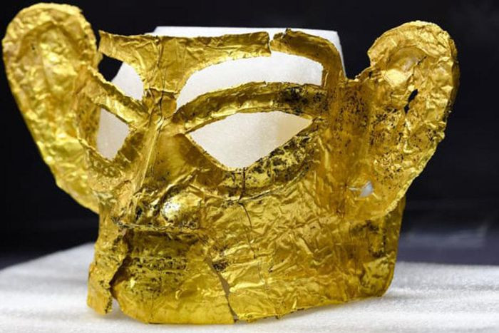 Vào tháng 6-2021, chiếc mặt nạ vàng là một trong khoảng 500 di vật được khai quật từ một nhóm hố hiến tế ở gần Thành Đô, tây nam Trung Quốc. Chiếc mặt nạ này có thể được làm vào cuối triều đại nhà Thương, kết thúc vào năm 1046 trước Công nguyên.