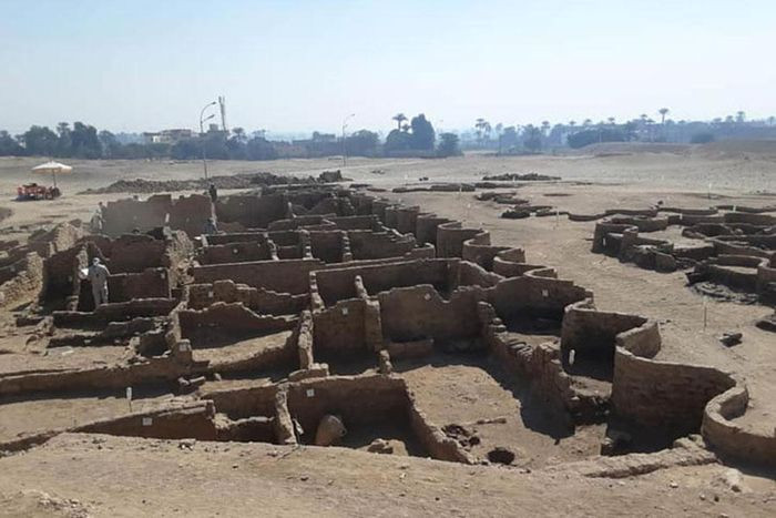 Khám phá khảo cổ lớn nhất trong năm phải kể đến toàn bộ thành phố 3.000 năm tuổi được khai quật dưới lớp cát ở Ai Cập. Di tích này được phát hiện ở bờ Tây Luxor, vào mùa thu năm 2020 và được đánh giá là phát hiện khảo cổ quan trọng thứ hai sau lăng mộ Tutankhamun.