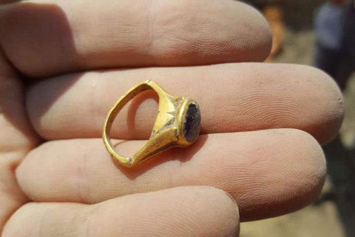 Chủ nhân của chiếc nhẫn có lẽ là một người Byzantine giàu có sống từ thế kỷ thứ 3 đến thế kỷ thứ 7. Ông Elie Haddad, đồng giám đốc của cuộc khai quật, đoán rằng món đồ có thể là ông chủ nhà máy rượu hay một vị khách không may mắn đánh rơi
