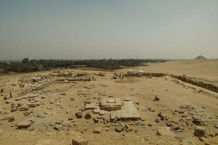 Vào tháng 11-2021, các nhà khảo cổ tiết lộ rằng họ tin rằng họ đã tìm thấy một trong những "ngôi đền mặt trời" bị thất lạc của Ai Cập, có niên đại từ giữa thế kỷ 25 trước Công nguyên, bên dưới một ngôi đền khác ở Abu Ghurab.