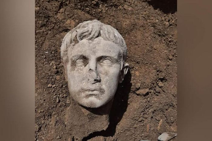 Vào tháng 5-2021, một đầu bằng đá cẩm thạch 2.000 năm tuổi của Augustus Octavian, hoàng đế đầu tiên của Rome, đã được phát hiện ở thị trấn Isernia của Ý, trong quá trình sửa chữa bức tường thời Trung cổ bị hư hỏng nặng.