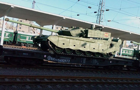 Hình ảnh loại xe tăng "lạ" được cho chính là Type 99A2 của Trung Quốc trên một đoàn tàu quân sự.