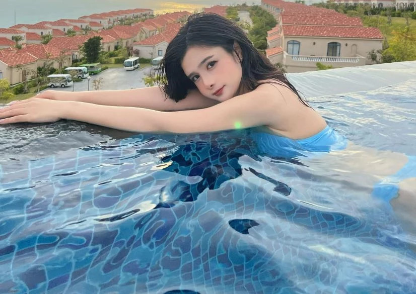 Mỹ nhân gen Z nổi tiếng trên mạng xã hội nhờ sở hữu nhan sắc xinh đẹp như búp bê, đối nghịch với thân hình đồng hồ cát siêu quyến rũ. 