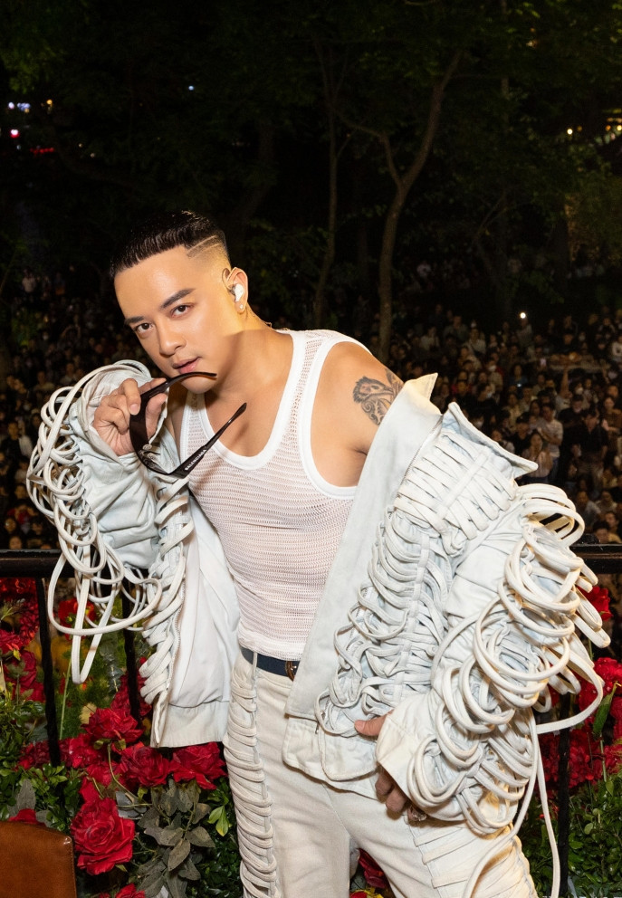 Cao Thái Sơn nói năm 2023 khá trọn vẹn khi đón con chào đời, sự nghiệp cũng suôn sẻ vì có hit mới. Thời gian qua, anh tích cực chạy show ở nhiều nơi. Nam ca sĩ luôn xuất hiện với vẻ ngoài phong cách khi kết hợp đồ hiệu, đi siêu xe đến các điểm diễn.