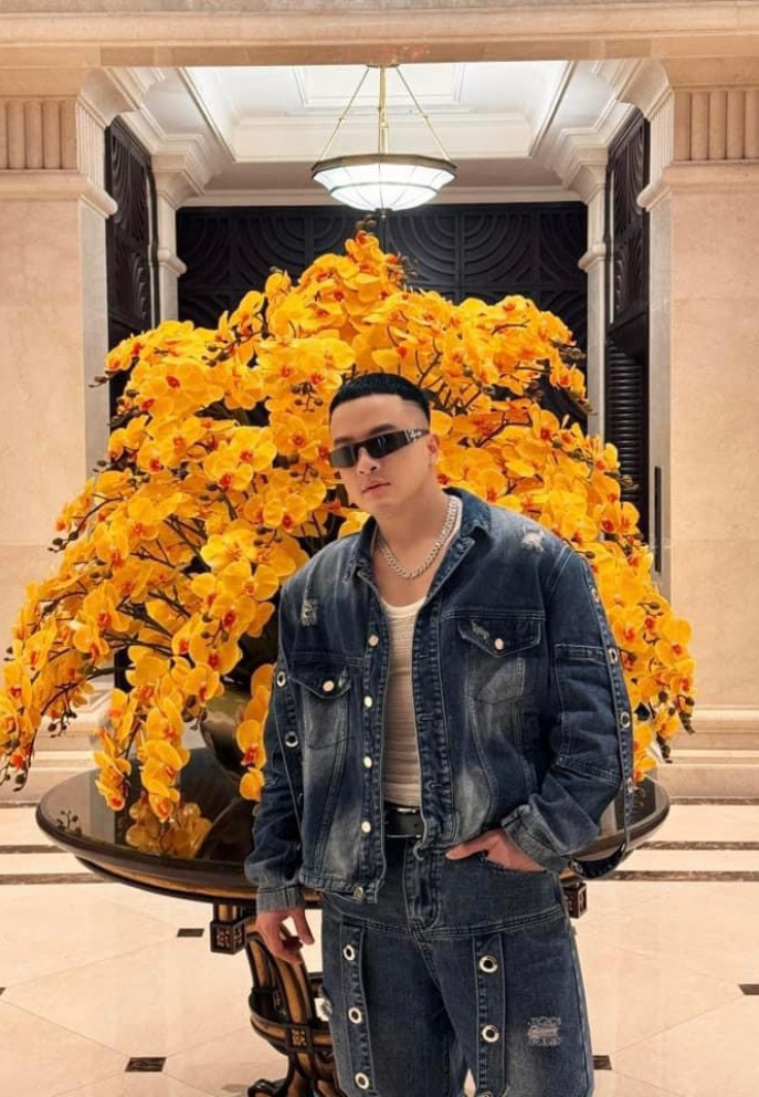 Nhiều khán giả có phản ứng trái chiều trước hình ảnh này của anh. Tuy nhiên, nam ca sĩ cho biết thích bản thân mình ở hiện tại và sẵn sàng trải nghiệm với phong cách cá tính.