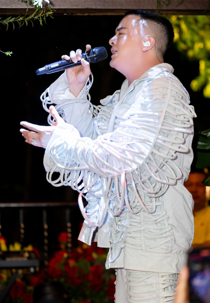 Anh cũng thay đổi vẻ ngoài từ kiểu tóc cho đến phong cách thời trang. Trong sự kiện mới đây, ca sĩ khoe thân hình vạm vỡ với set đồ hàng hiệu. Anh phối áo khoác jacket với quần denim tông màu tối giản, giày, kính trị giá hàng chục triệu của Balenciaga.