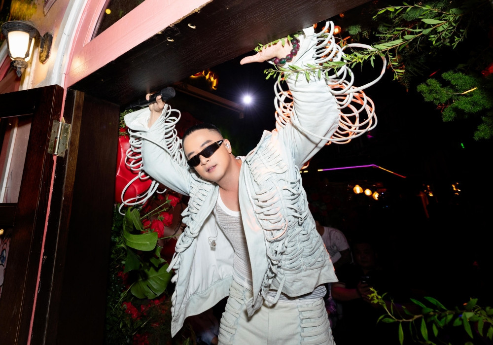 “Hiện tại, tôi thay đổi giờ giấc để phù hợp cho việc chăm con và học hỏi mỗi ngày cho việc làm bố. Với tôi, chăm con là chuyện nhỏ thôi, tôi không lo lắng điều gì. Nhiều thứ vất vả, khó khăn khác trong cuộc đời còn đáng ngại hơn nhiều”, anh nói.