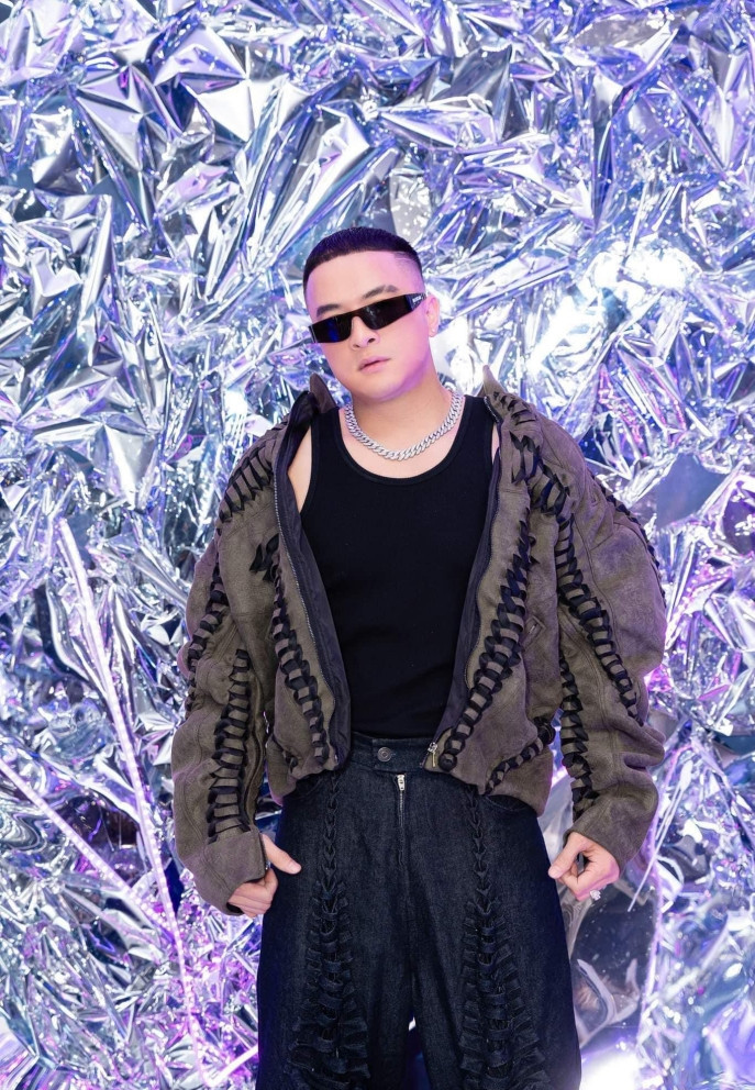 Cao Thái Sơn thường xuyên diện 1 kiểu áo ba lỗ kết hợp bên trong set đồ được anh ưa chuộng.