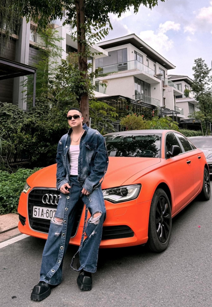 Ở tuổi U40, ca sĩ được cho là “đại gia ngầm bất động sản” trong showbiz Việt khi sở hữu hàng loạt căn hộ, biệt thự tại TP.HCM, Long An, Đà Nẵng, Đà Lạt...