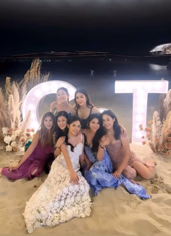 Nhắc tới Tăng Thanh Hà, chắc chắn khán giả truyền hình vẫn nhớ tới hình ảnh cô Trúc trong "Vừa đi vừa khóc", mái tóc ngắn ngang vai cùng tới tà áo dài trắng đạp xe thướt tha trên đường phố Sài Gòn.