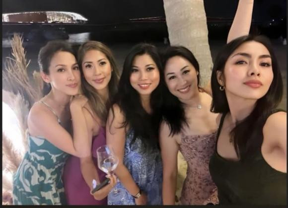 Chưa kể, đây là lần hiếm hoi "ngọc nữ" màn ảnh khoe vòng 1 lấp ló khiến ai nấy phải đứng ngồi không yên.