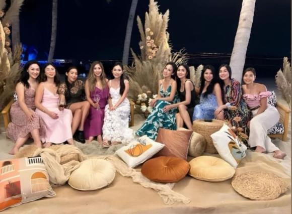 Tăng Thanh Hà là một diễn viên nổi tiếng của làng giải trí trong nước. Thực tế trong gần một thập kỉ hoạt động nghệ thuật, cô chỉ có 9 vai diễn nhưng vẫn gây được tiếng vang trong làng điện ảnh.