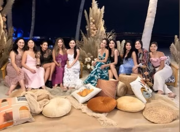 Tăng Thanh Hà là một diễn viên nổi tiếng của làng giải trí trong nước. Thực tế trong gần một thập kỉ hoạt động nghệ thuật, cô chỉ có 9 vai diễn nhưng vẫn gây được tiếng vang trong làng điện ảnh.