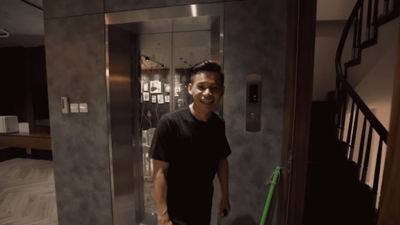 br/> Độ Mixi tên thật là Phùng Thanh Độ. Anh sinh năm 1989 tại Cao Bằng. Anh là một trong "Tứ hoàng streamer", bao gồm ba cái tên nữa là ViruSs, PewPew và Xemesis. Từ khi tên "Bộ tộc MixiGaming" dùng để chỉ nhóm người hâm mộ anh ra đời, Độ Mixi gắn liền với biệt danh "tộc trưởng". 