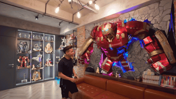 Nhờ có sự nghiệp thành công, nên Độ Mixi đã có nhà tại Hà Nội 7 tầng. Trong nhà có lắp thang máy để tiện cho việc di chuyển.