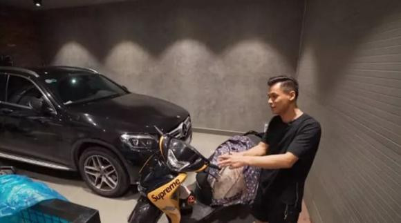 Tầng 2 là phòng làm việc của Độ Mixi, nơi streamer yêu thích nhất. Đây là căn phòng đắt giá nhất trong căn nhà, ước tính giá trị hàng trăm triệu đồng vì các bộ mô hình tinh xảo, đắt đỏ cùng dàn máy tính đắt tiền như: Dragon Ball, Transformer, Avenger…