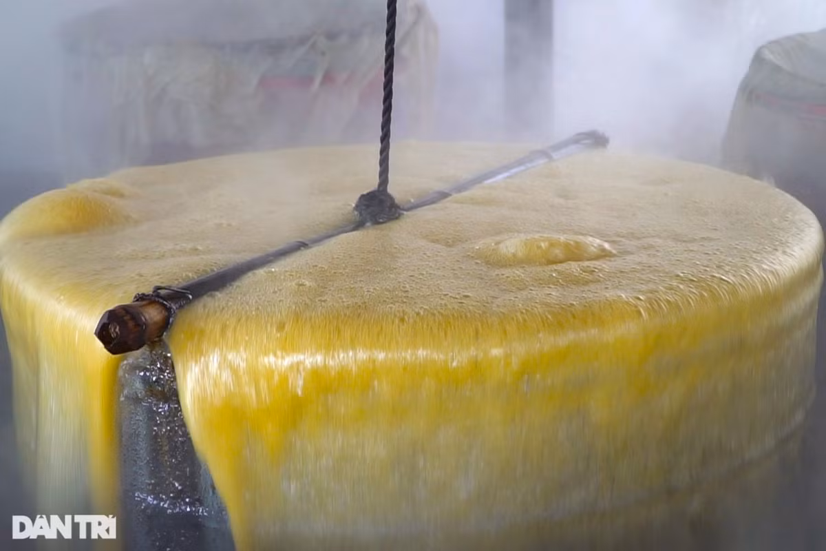 Nước mía sau khi đun nấu trong lò sẽ sủi bọt để lại lớp mật cô đọng phía dưới đáy nồi.