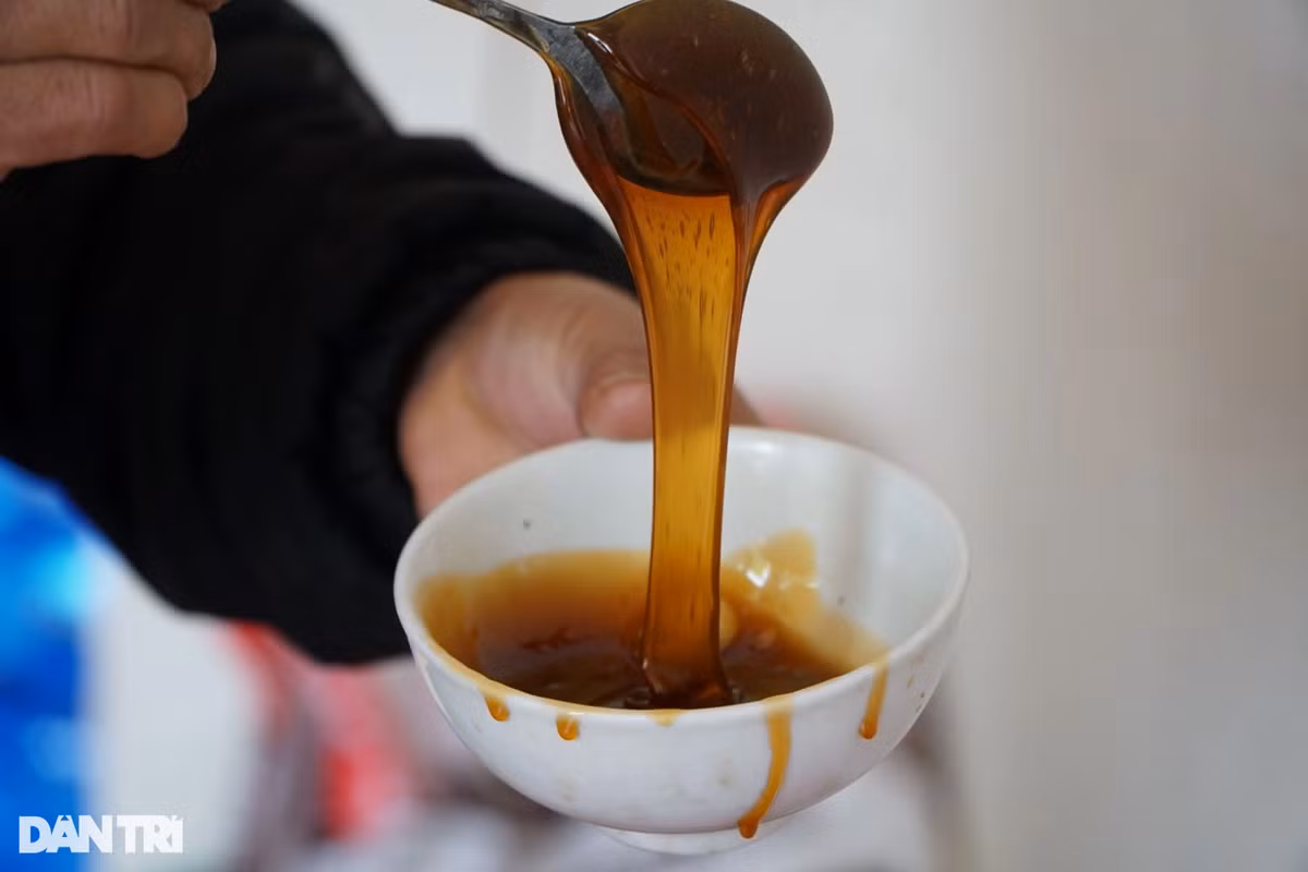 Mật mía sau khi nấu xong được đưa vào thùng, để nguội. Theo kinh nghiệm của những người thợ tại đây, mật mía ngon có màu vàng cánh gián, sánh, mịn và ngọt dịu.