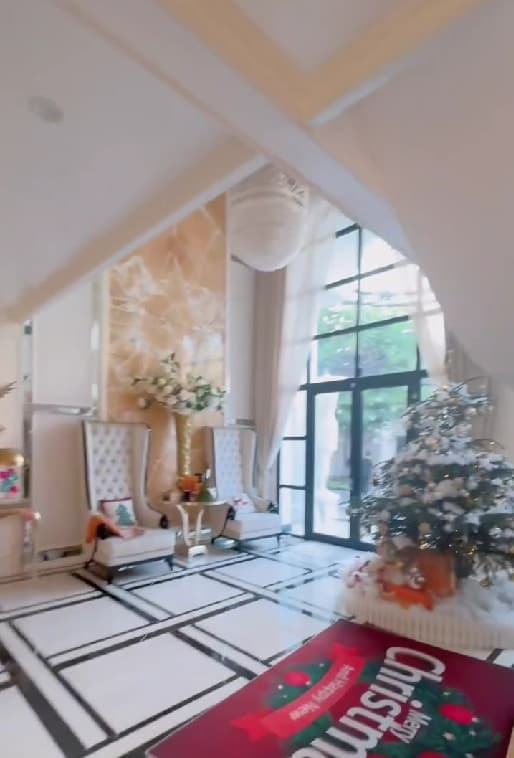 Với không gian chủ yếu là tông trắng, những nội thất được Lệ Quyên lựa chọn cũng khiến nhiều người phải xuýt xoa vì độ giàu có và đắt giá.