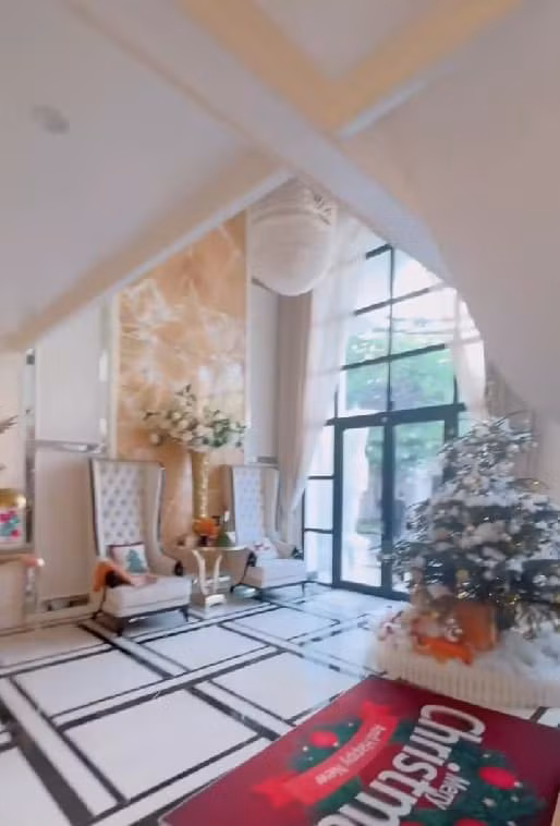 Với không gian chủ yếu là tông trắng, những nội thất được Lệ Quyên lựa chọn cũng khiến nhiều người phải xuýt xoa vì độ giàu có và đắt giá.