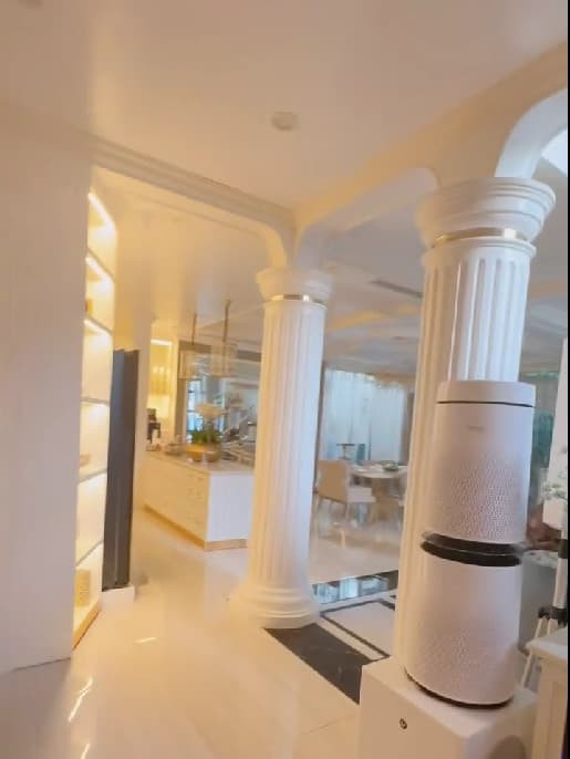 Bên cạnh đó, Lệ Quyên cũng đính kèm chia sẻ: "24h nữa là đón năm mới rồi. Chuẩn bị make up đi hát, tận hưởng sự bình yên trong mái ấm của mình, không có gì tuyệt vời hơn thế". Ở thời điểm hiện tại, sau loạt ồn ào tại Chị Đẹp Đạp Gió Rẽ Sóng, nữ ca sĩ vẫn đang vui vẻ tận hưởng cuộc sống và được nhiều khán giả ngưỡng mộ.