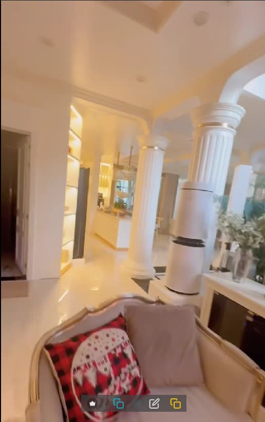 Cho đến mới đây, trên trang Facebook cá nhân, Lệ Quyên đã đăng tải một đoạn clip khoe cận không gian sống hiện tại của mình. Có thể thấy, trước thềm năm mới, tổ ấm của Lệ Quyên đã được trang trí vô cùng sang chảnh và vẫn còn sót lại những dư âm của giáng sinh.