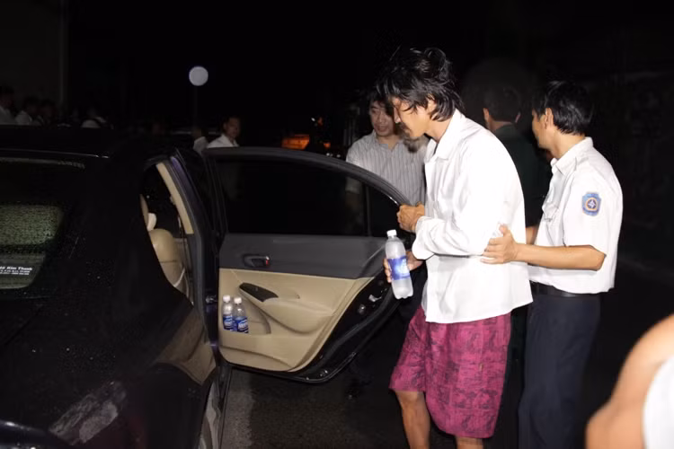 Bốn ngư dân được đưa ra xe của Vungtau MRCC để đến bệnh viện kiểm tra sức khỏe.