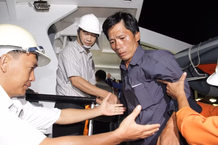 "Chúng tôi đã được cứu sống rồi. Chỉ thương bạn thuyền giờ chưa biết sống chết ra sao giữa biển khơi rộng lớn", anh Nguyễn Văn Thanh vừa bước ra khỏi tàu đã nói.