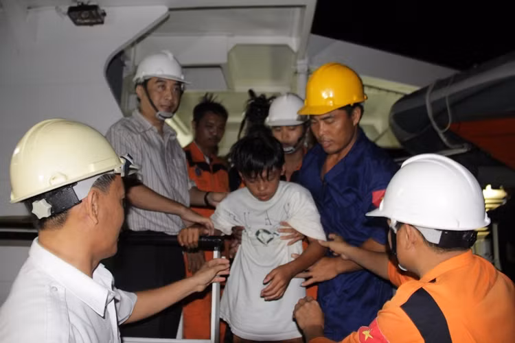 Cháu Bé được đưa xuống từ khoang tàu.