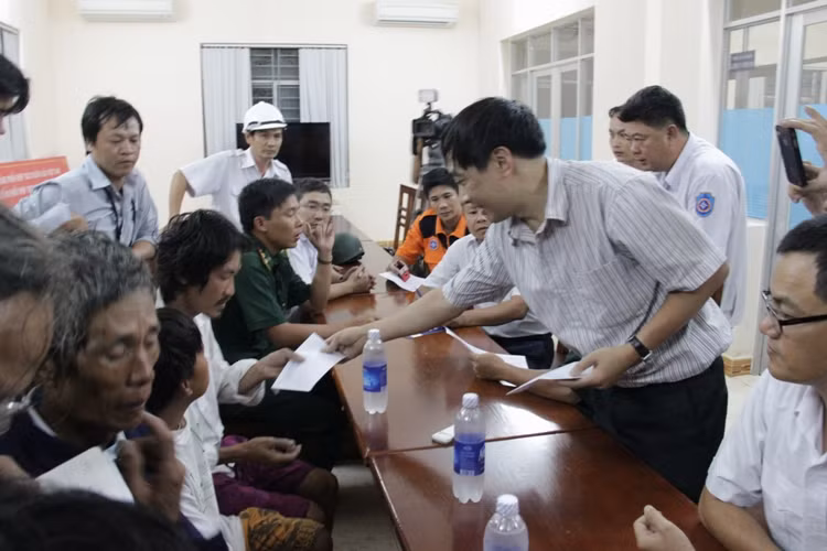 Đại diện Vungtau MRCC hỗ trợ mỗi nạn nhân 1 phần tiền.