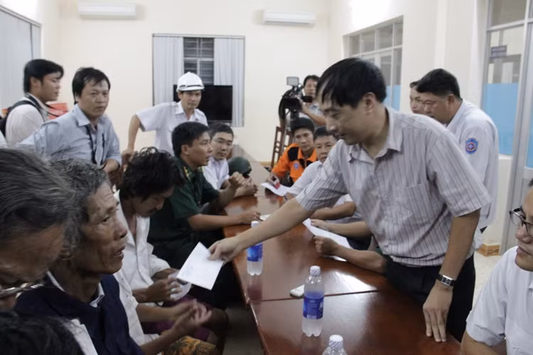 Đại diện Vungtau MRCC đã hỗ trợ cho 4 nạn nhân mỗi người một phần tiền.