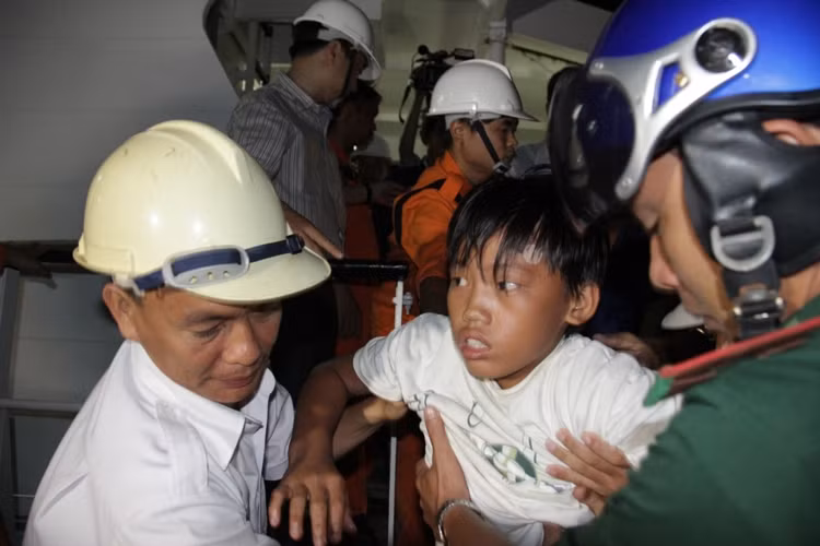 Rạng sáng ngày 17/9, 4 trong số 8 nạn nhân được cứu sống có tình trạng sức khỏe xấu đã được tàu SAR 272 đưa vào bờ chuyển về bệnh viện điều trị và sau đó đã được Biên phòng tỉnh Tiền Giang tiếp nhận giao cho gia đình đưa về quê