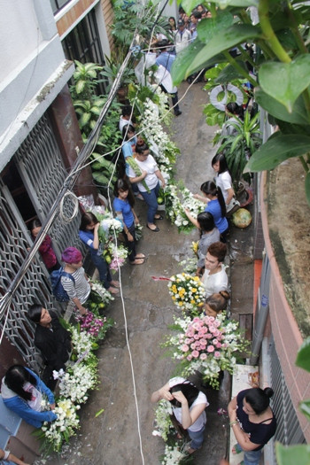 Suốt con hẻm nhỏ ngập tràn hoa trắng đưa tiễn Tuấn Anh