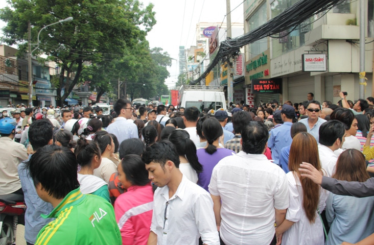 Hàng ngàn người dân đứng chật kín đường Nguyễn Thị Minh Khai đưa tiễn Winbi Tuấn Anh đến tận khi chiếc xe từ từ lăn bánh đưa anh về nghĩa trang.