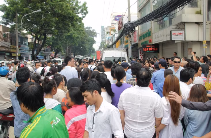 Hàng ngàn người dân đứng chật kín đường Nguyễn Thị Minh Khai đưa tiễn Winbi Tuấn Anh đến tận khi chiếc xe từ từ lăn bánh đưa anh về nghĩa trang.