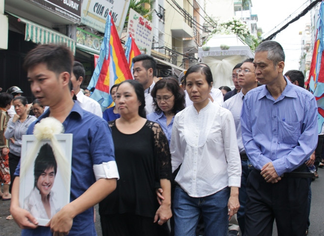 Gia đình của Wanbi Tuấn Anh đi sau di ảnh