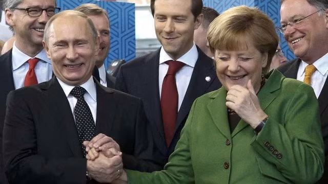 Tổng thống Putin và bà Merkel trong một hội nghị.