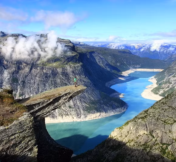 Để đến được Trolltunga không hề dễ dàng, du khách phải trải qua 4 đến 5 giờ đi bộ với địa hình khá thử thách. Tuy nhiên công sức mà bạn bỏ ra không hề uổng phí khi có cơ hội được chiêm ngưỡng thiên nhiên Na Uy ở một trong những mỏm đá đặc biệt nhất thế giới.