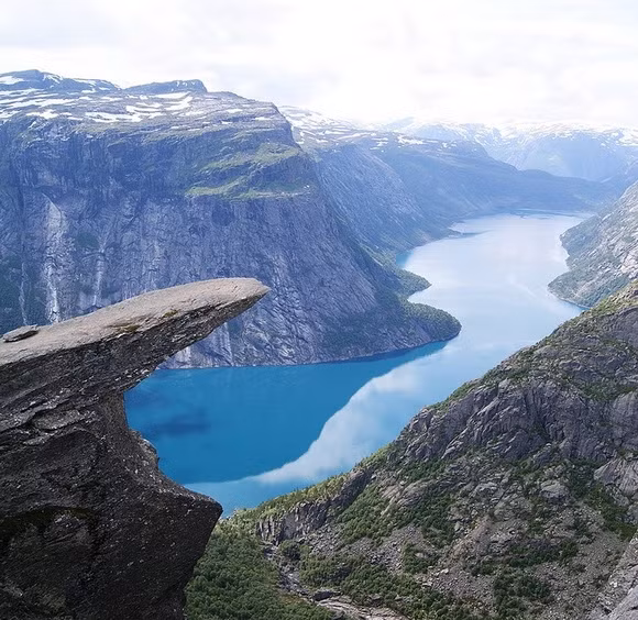  2.Trolltunga, Na Uy Tên gọi Trolltunga dịch ra tiếng Anh có nghĩa là Troll's Tounge (lưỡi quỷ), điều này đã phần nào giải thích vị trí và hình dạng đặc biệt của mỏm đá này. Trolltunga là một trong những mỏm đá nổi tiếng nhất ở Na Uy, nằm ở độ cao 700m so với mặt hồ bên dưới, đứng từ đây nhìn xuống, du khách có thể chiêm ngưỡng khung cảnh tuyệt đẹp của hồ nước Ringedalsvatnet thuộc vùng Skjeggedal với màu xanh trong và uốn lượn qua các dãy núi vô cùng thơ mộng.