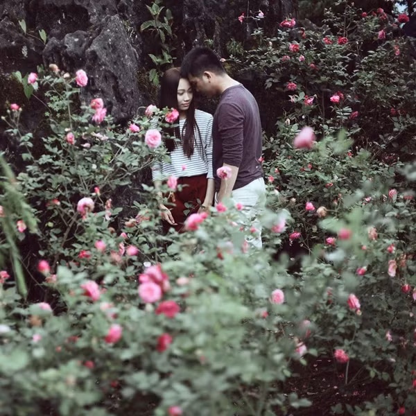 Có lẽ cái cách mà Dũng nói “chúng tôi cứ sống và yêu nhau vậy thôi...” cũng là điều mà nhiếp ảnh gia Tuấn Anh - người giúp Linh và Dũng ghi lại những khoảnh khắc này đã cảm nhận sâu sắc khi tiếp xúc với đôi bạn trẻ, “Dũng thì lành lành còn Linh thì hiền hiền... rất ít khi tôi nói ai là dành cho ai đó nhưng phải nói 2 bạn sinh ra là dành cho nhau, 2 tâm hồn đồng điệu và đều đặc biệt”.